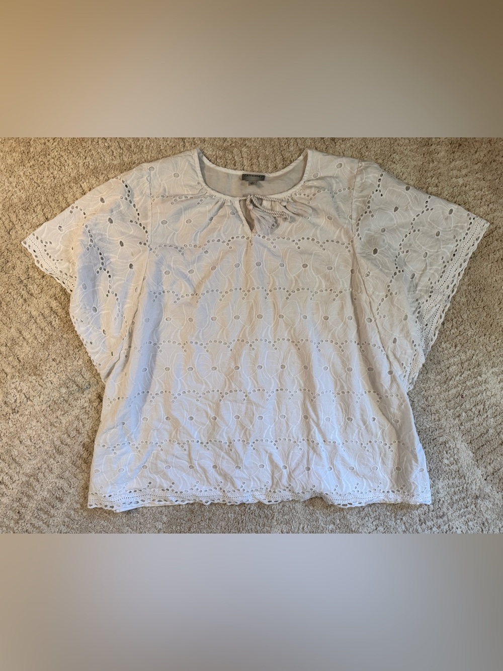 Catherine’s white eyelet flutter sleeve blouse w/ tassel neckline. Size 2X. EUC